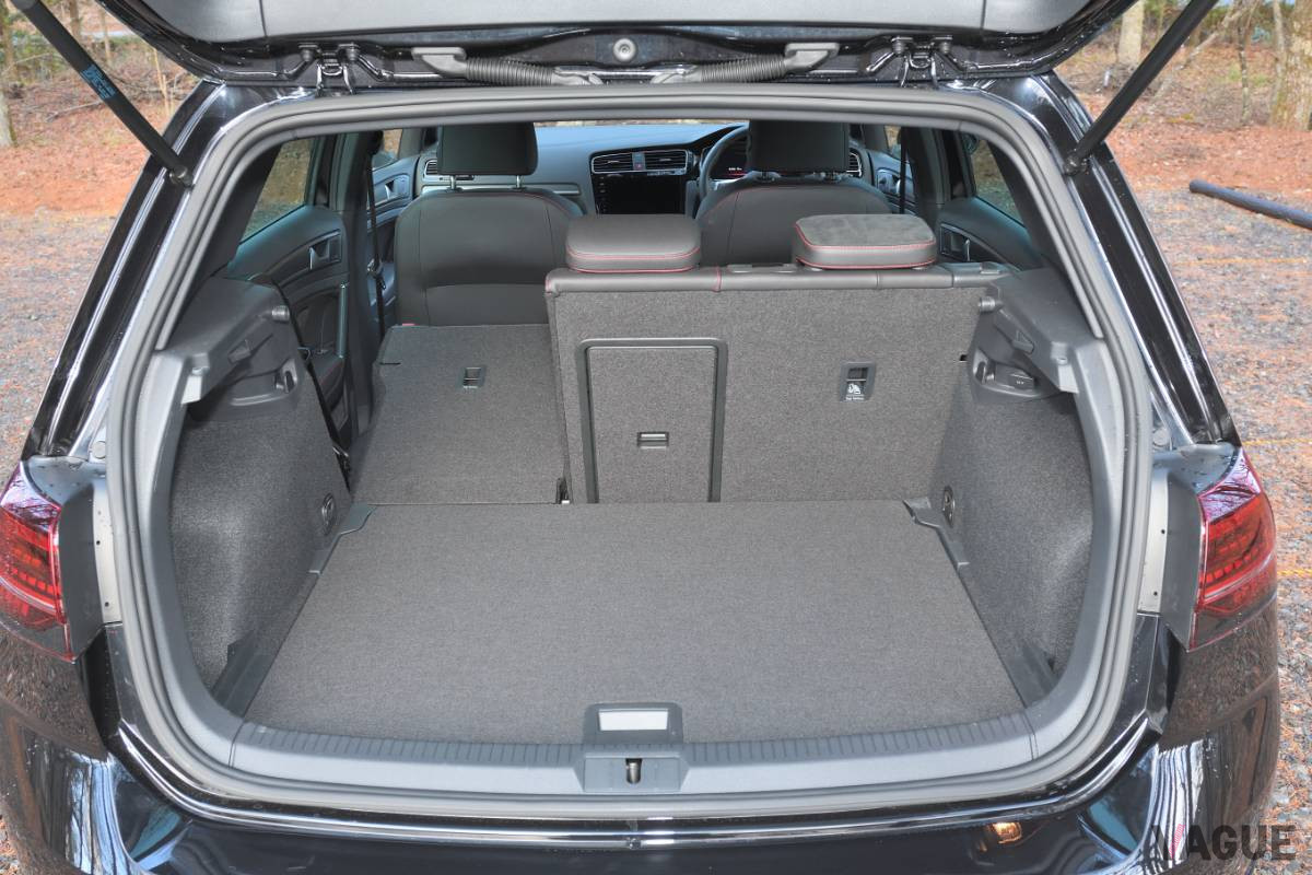 VW「ゴルフGTIパフォーマンス」の荷室。通常時380リッター、最大で1270リッター。さすがはゴルフというところだ