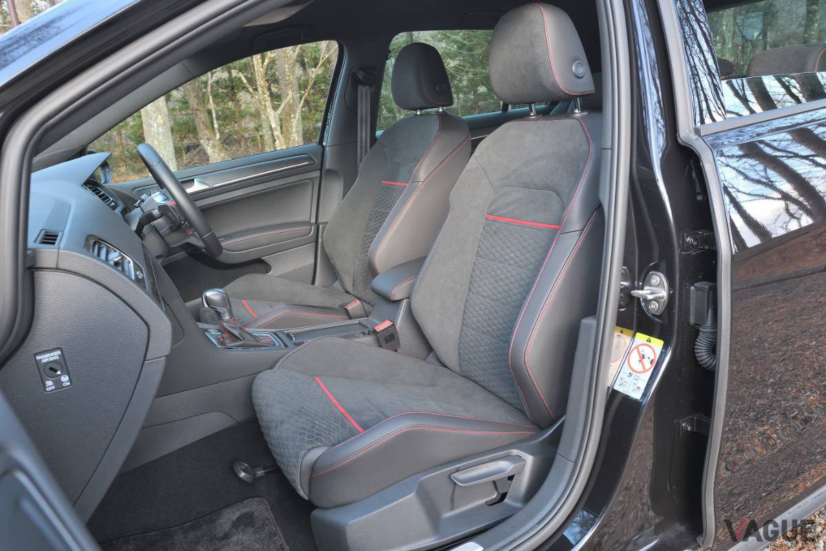 VW「ゴルフGTIパフォーマンス」のフロントシート