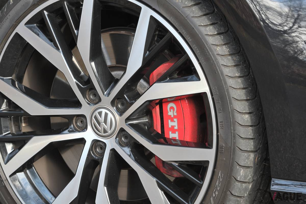 VW「ゴルフGTIパフォーマンス」のレッドブレーキキャリパー