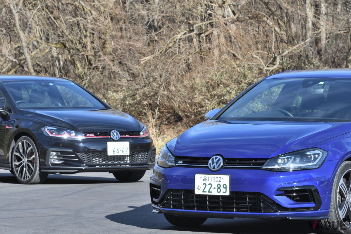 VW「ゴルフR」（右）とVW「ゴルフGTIパフォーマンス」（左）
