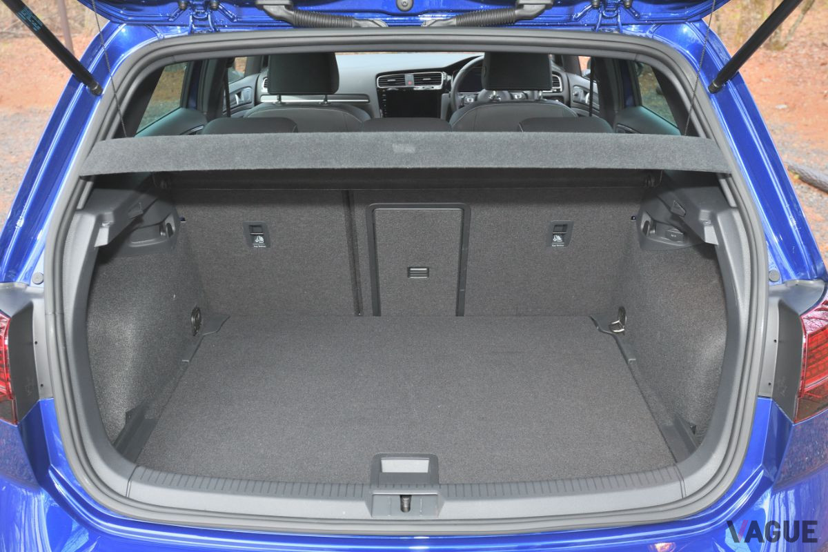 VW「ゴルフR」の荷室。通常時343リッター