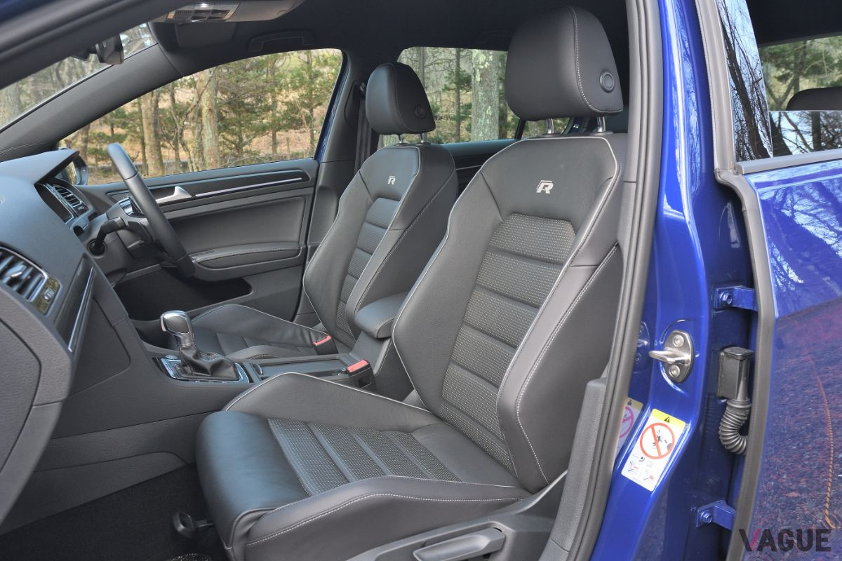 VW「ゴルフR」のフロントシート。「R」ロゴが入るスポーツシート