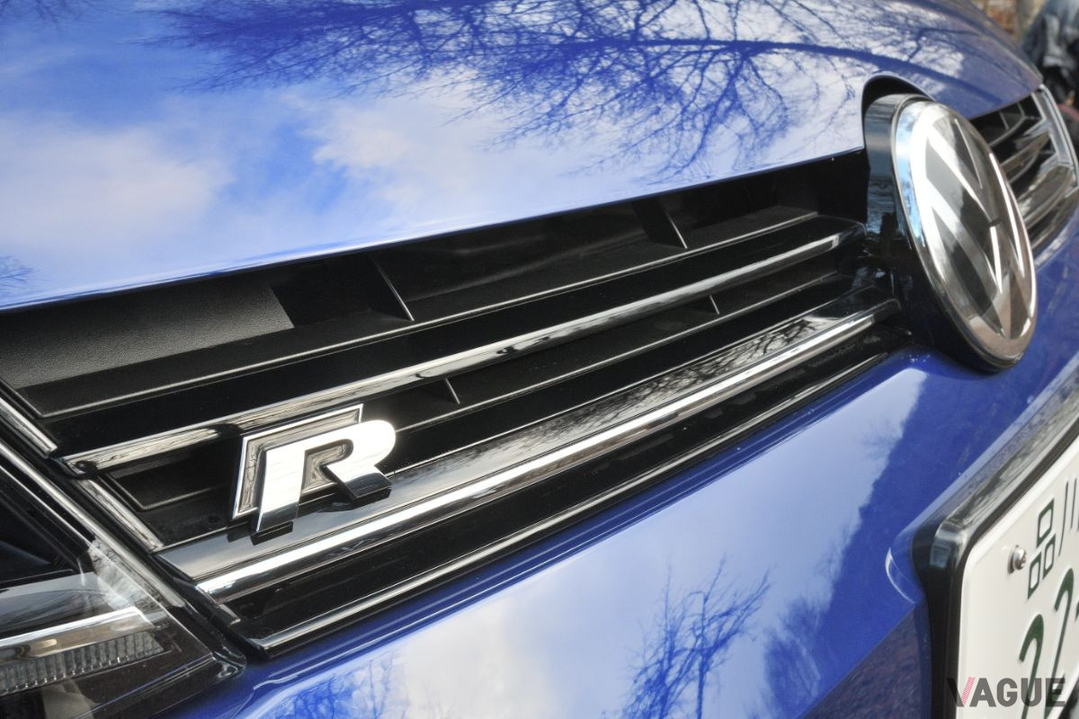 VW「ゴルフR」のエンブレム