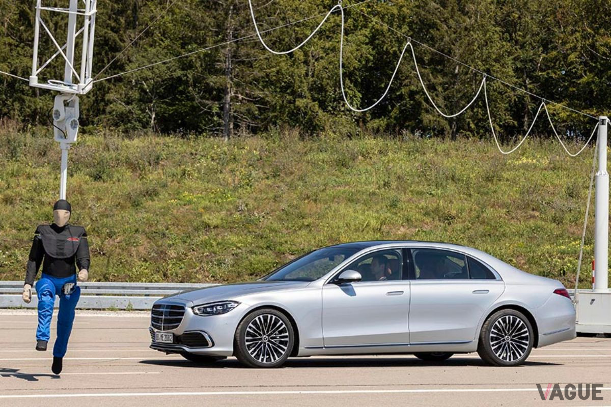 メルセデス・ベンツ新型「Sクラス」セーフティテストの様子