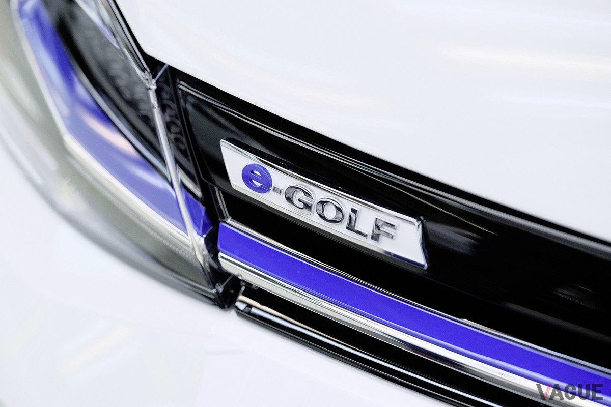 VW「e-ゴルフ」のエンブレム