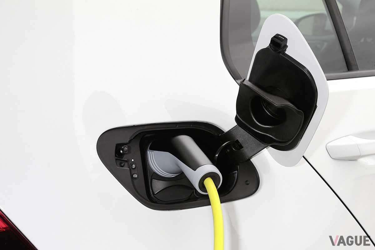 VW「e-ゴルフ」の急速充電リッドはガソリンモデルの給油口の位置、右ドア後ろにある
