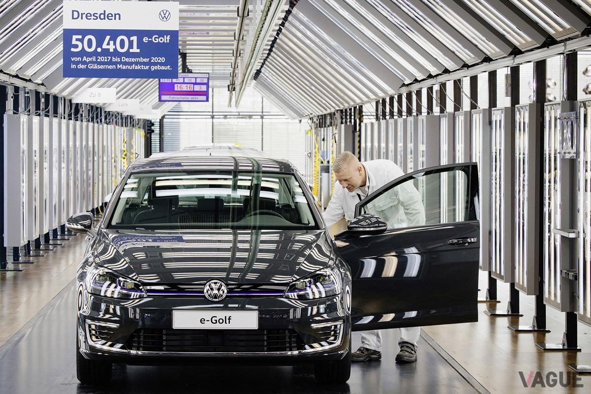 2020年12月23日、ドイツVWドレスデン工場で生産された最後の「e-ゴルフ」