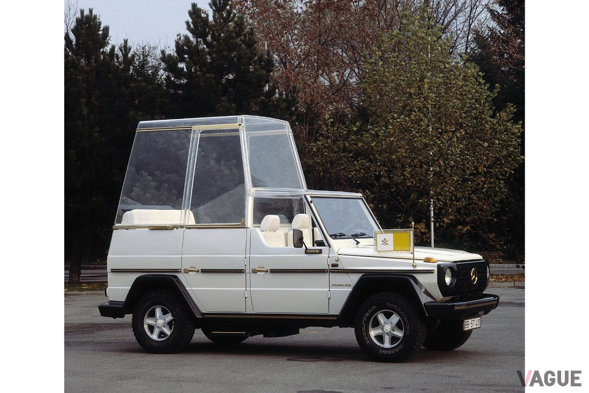 メルセデス・ベンツ230G「ポペモービル」。1980年、教皇ヨハネ・パウロ2世のドイツ訪問を記念して製作された車両。透明ドームは取り外し可能。装着しても教皇の視界を遮ることはなく、風雨から教皇を保護する