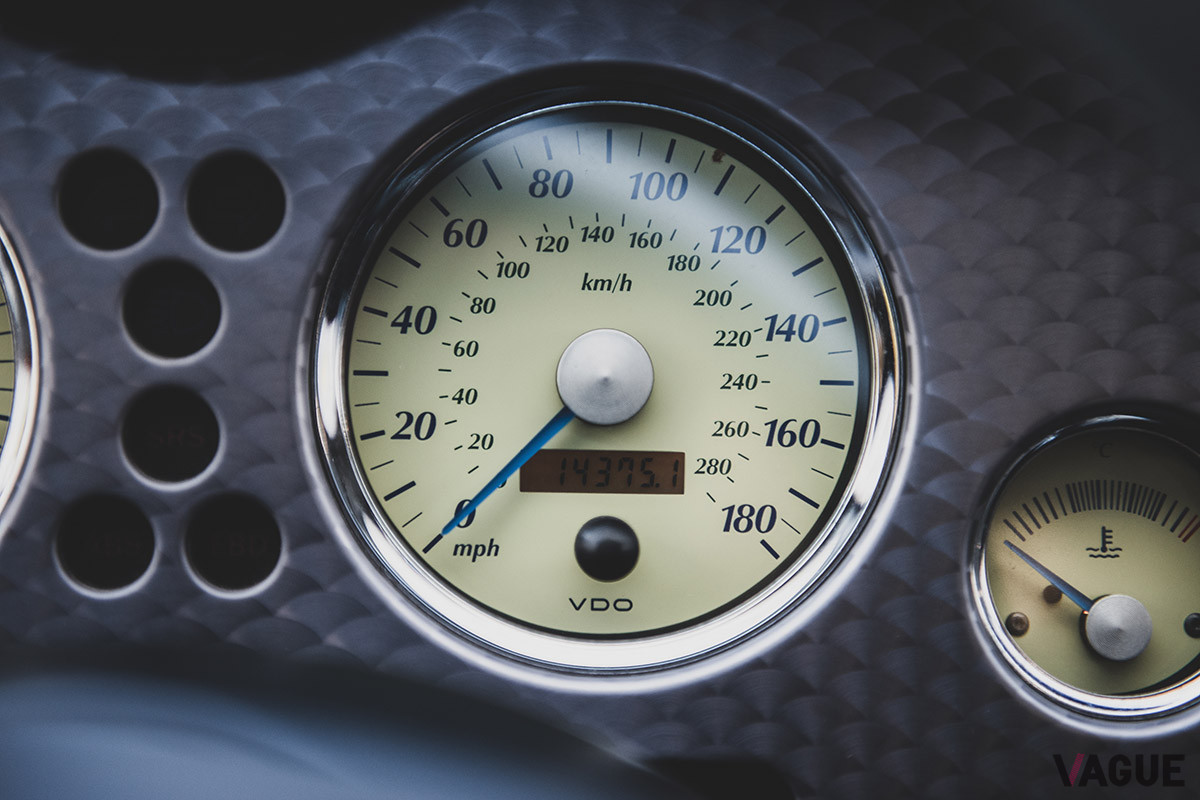 スピードメーターは、マイル表示とキロ表示されている（C）2020 Courtesy of RM Sotheby's