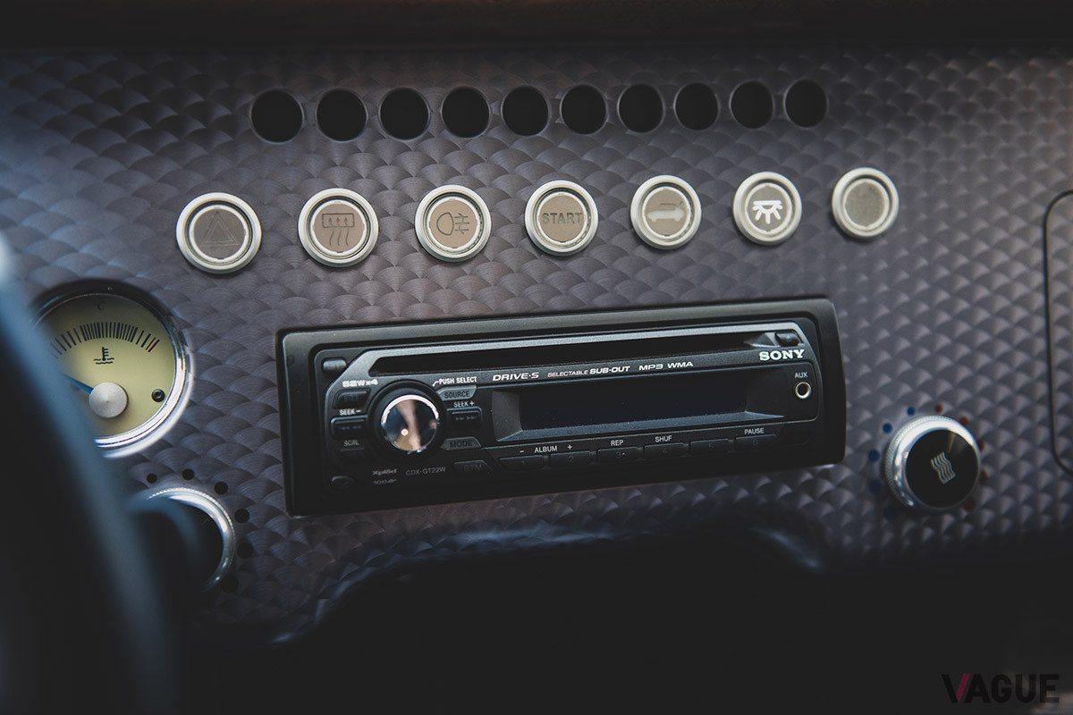 オーディオは1DIN。CDプレーヤーが装着されている（C）2020 Courtesy of RM Sotheby's