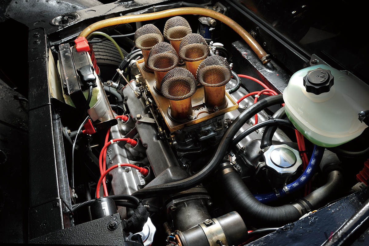 ディーノ246GTに搭載された2.4リッターV6エンジンをミドに搭載。中低速域での扱いやすさを考慮しカムやクランク、ヘッドなどを変更。発進・加速はディーノに勝る運動性を誇った