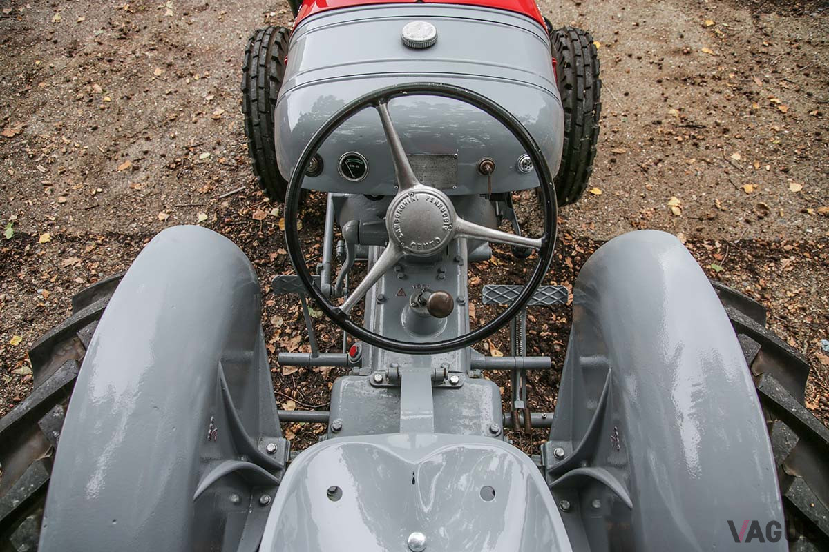 約288万円で落札された1956年式ランボルギーニ「DL25」（C）2020 Courtesy of RM Sotheby's