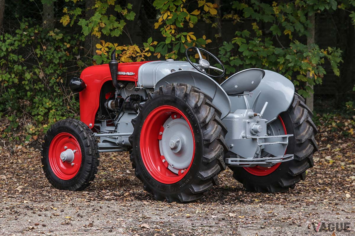 約288万円で落札された1956年式ランボルギーニ「DL25」（C）2020 Courtesy of RM Sotheby's