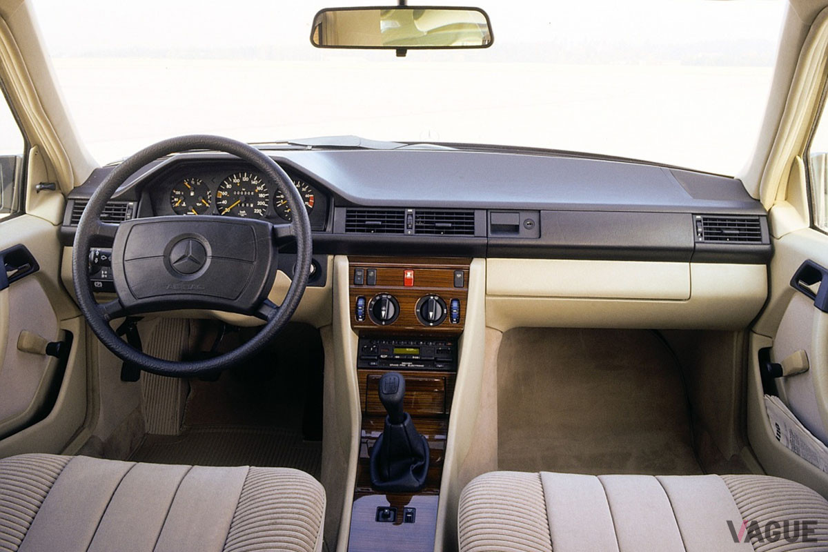 W123型の後継モデルとして登場したW124。その重厚感のある乗り味は、決して最新モデルでは味わえない（C）Mercedes-Benz AG