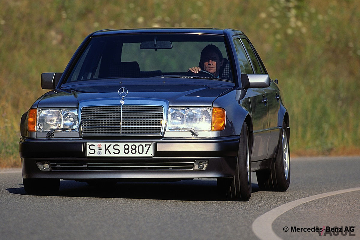 1990年に発表されたのが500E。トレッドを拡大し、325psを発生する5リッターV型8気筒エンジンを搭載していた。中古車市場での価格は500万円以上（C）Mercedes-Benz AG