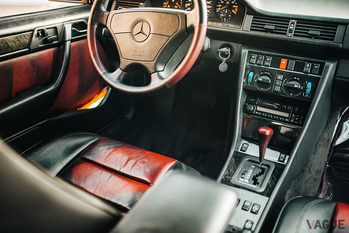 レッドレザーのE500のシート（C）Mercedes-Benz AG