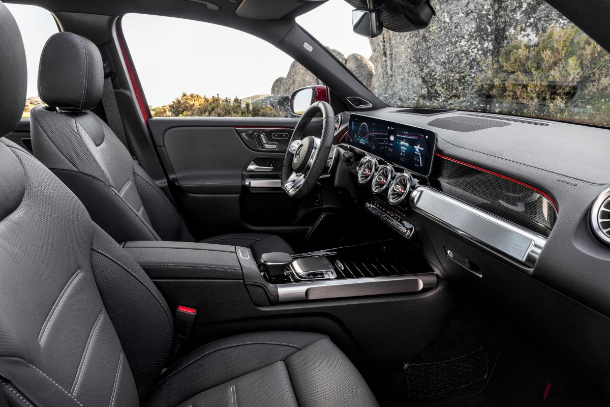 メルセデスAMG「GLB35 4MATIC」のフロントシート