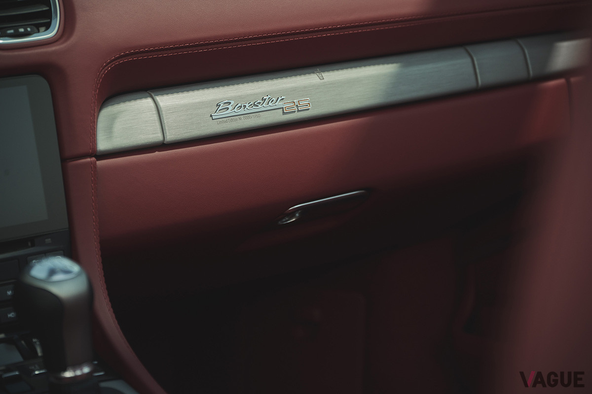ポルシェの限定車「Boxster 25 Years（ボクスター25イヤーズ）」。アルミニウム・インテリアパッケージにある専用ロゴ
