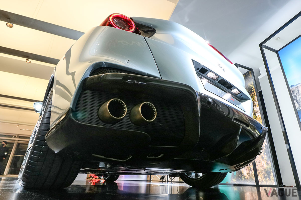 リアサイレンサーを廃止し、新形状のバイパスバルブを採用