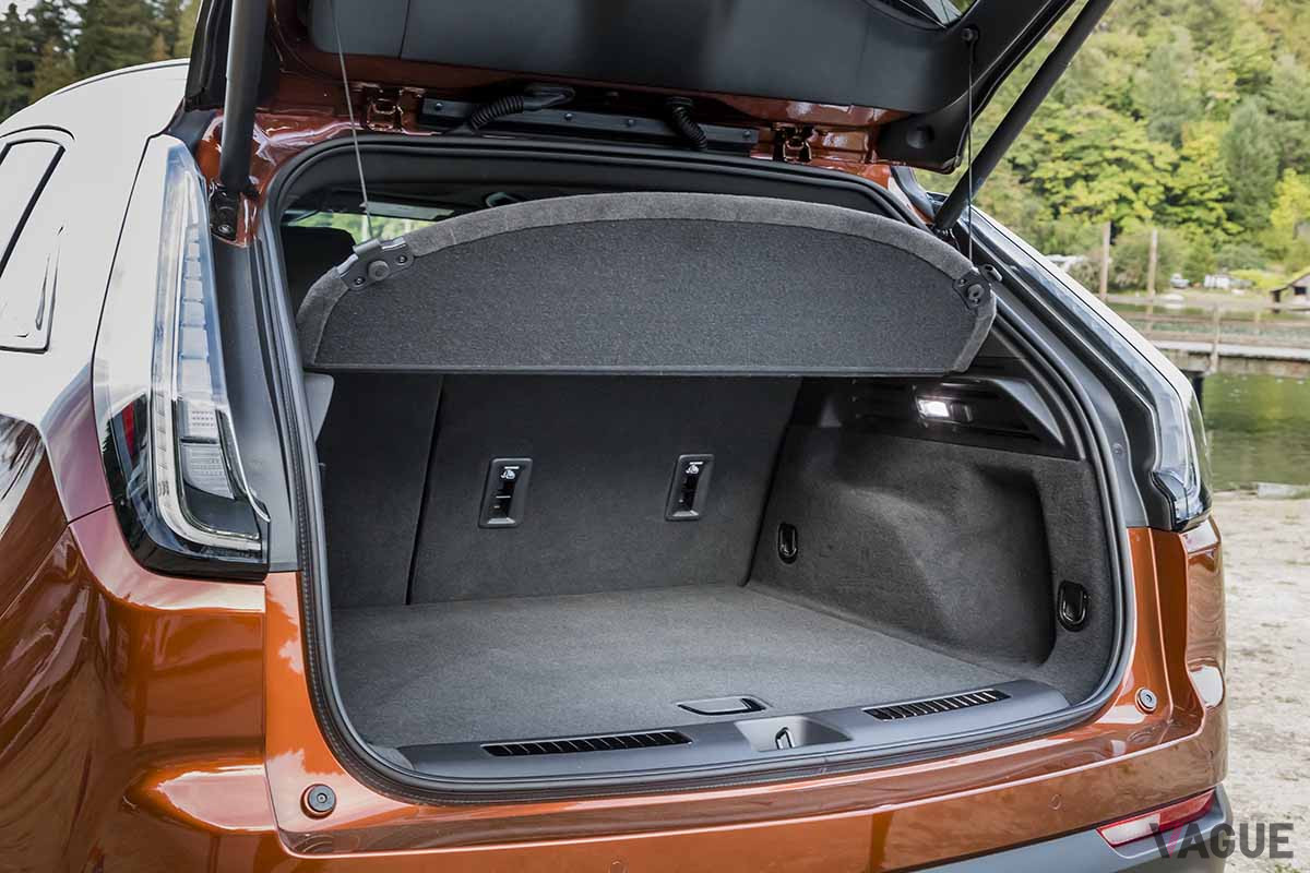 コンパクトSUV「キャデラックXT4」の荷室。通常時637リッターを確保