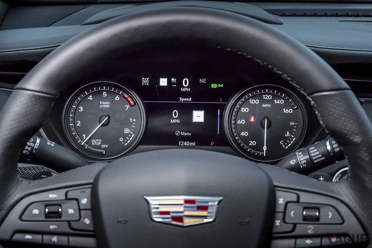 コンパクトSUV「キャデラックXT4」のメーター