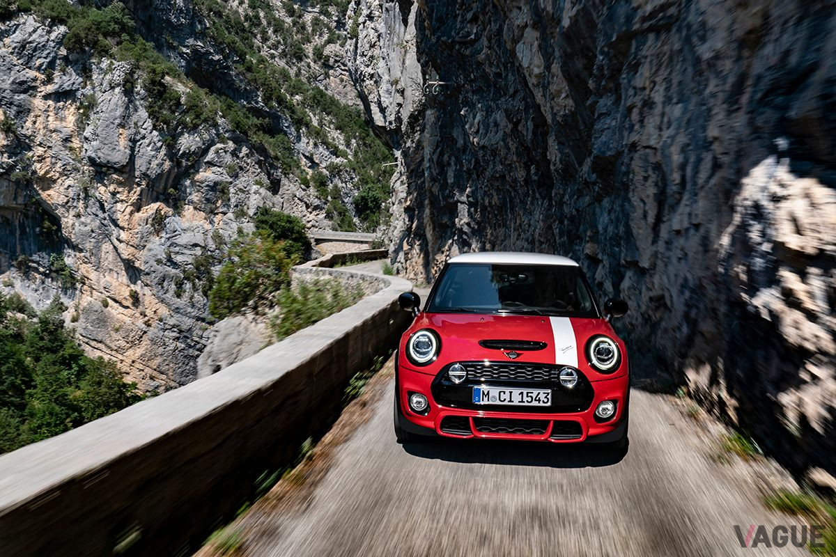 モンテカルロラリーのチュリニ峠を走行する限定車「MINIパディ・ホプカーク エディション」