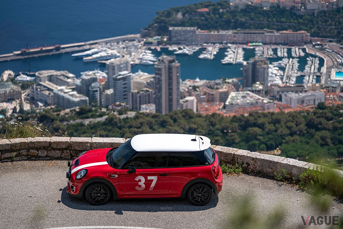 モンテカルロラリーのチュリニ峠を走行する限定車「MINIパディ・ホプカーク エディション」