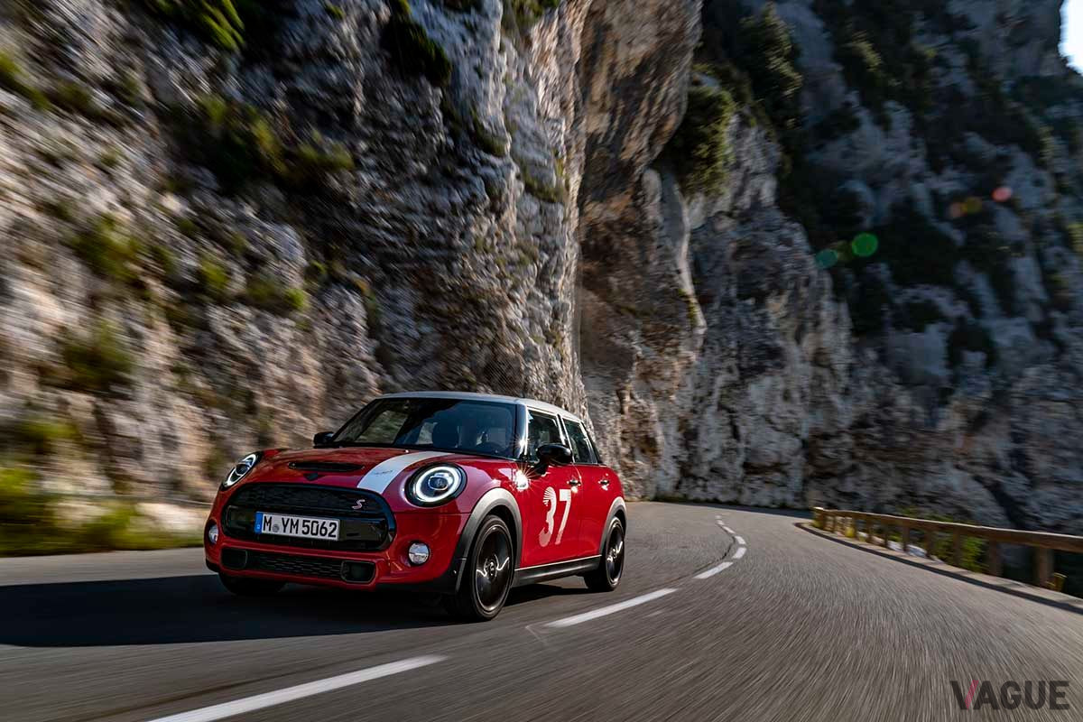 モンテカルロラリーのチュリニ峠を走行する限定車「MINIパディ・ホプカーク エディション」