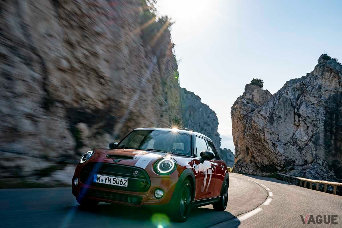 モンテカルロラリーのチュリニ峠を走行する限定車「MINIパディ・ホプカーク エディション」