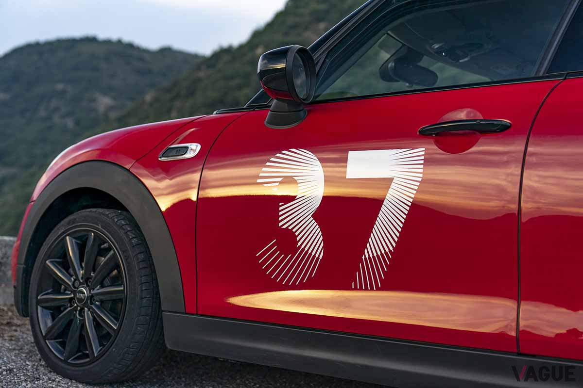 ドアには当時のゼッケンナンバー「37」が入る