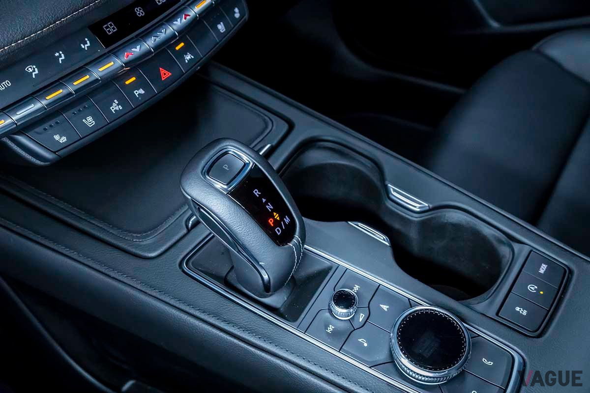 コンパクトSUV「キャデラックXT4」のシフトセレクター。トランスミッションは9速AT