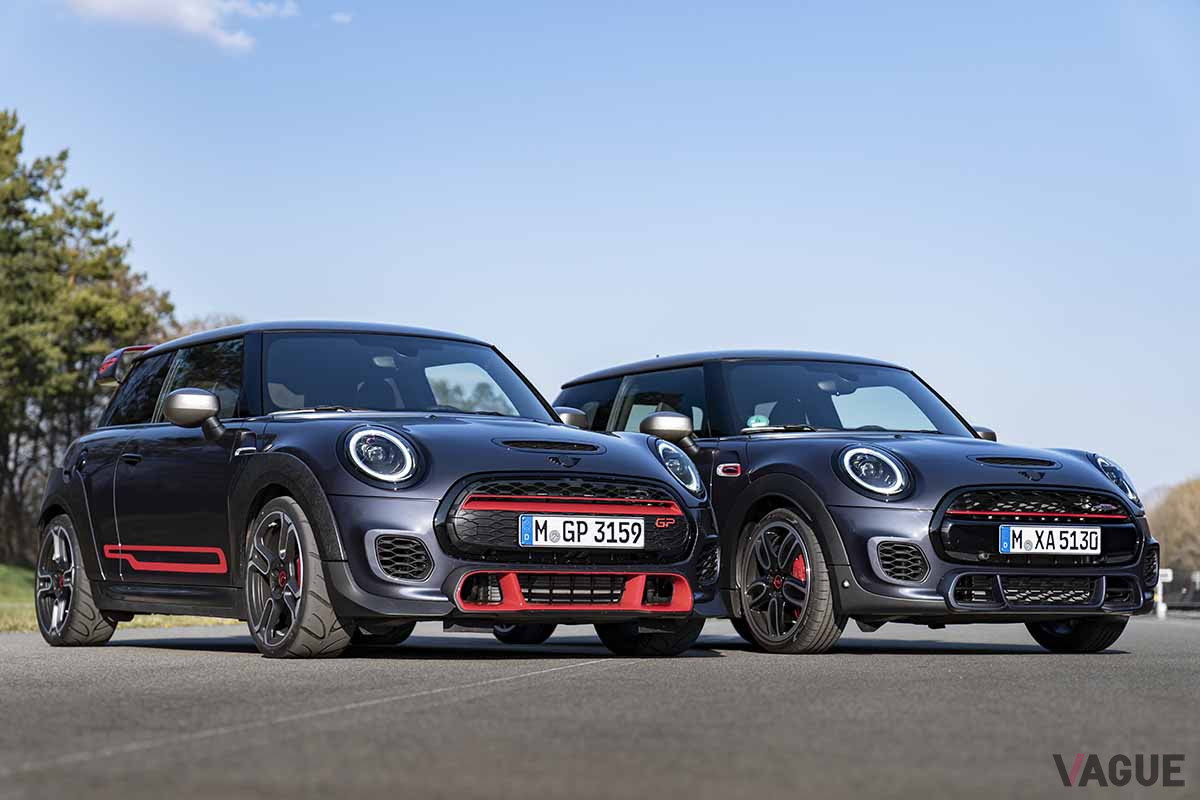 MINI史上最速の「MINI JCW GP」（写真左）と、「MINI JCW GP インスパイアード・エディション」