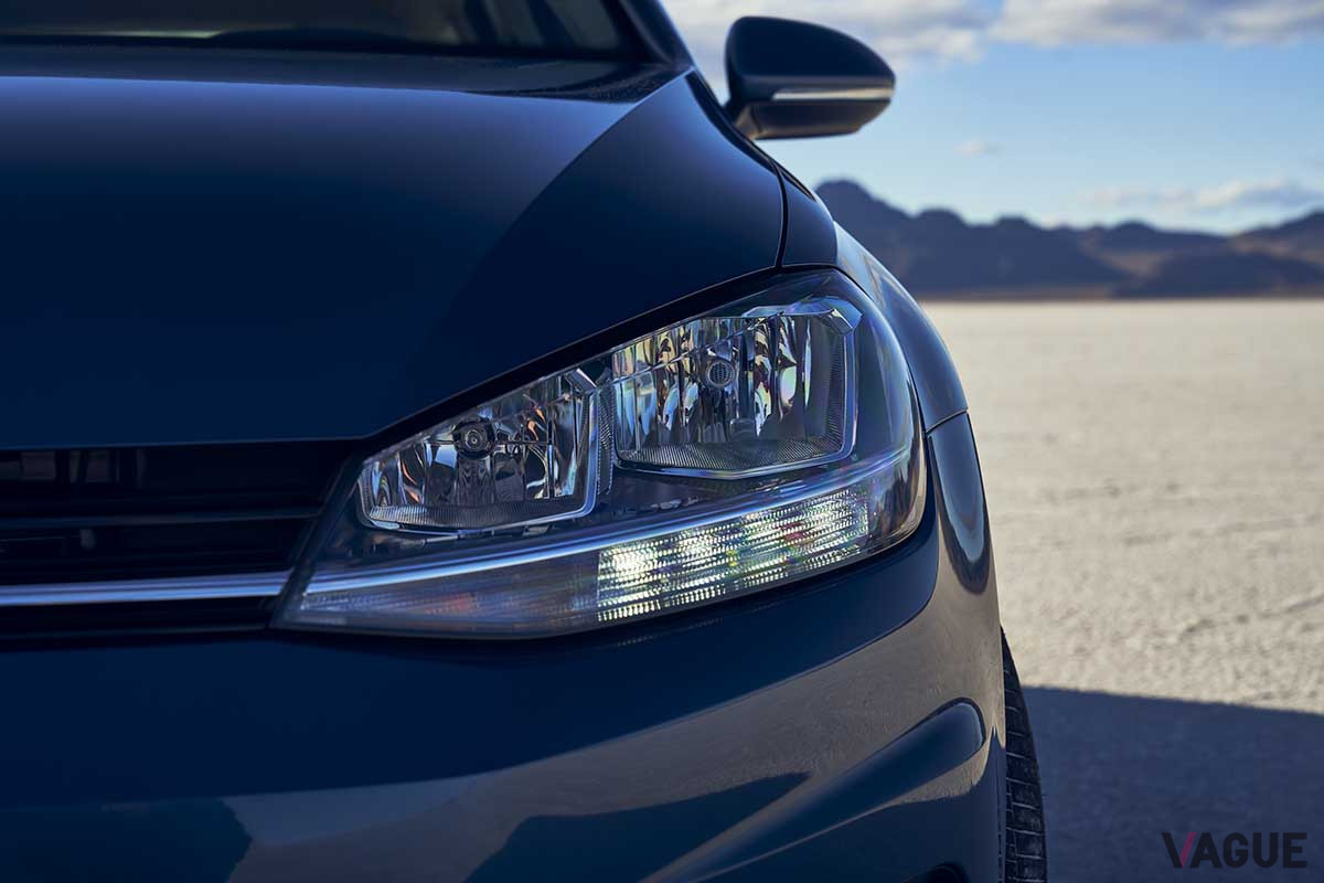 現行型7世代目VW「ゴルフ」米国仕様のヘッドライト。LEDデイタイムランニングライトのデザインが他地域の仕様と異なる
