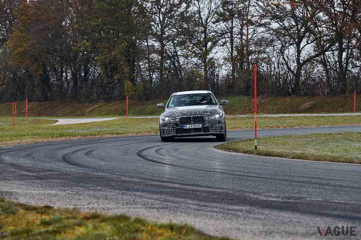 最終走行テストをおこなうBMW初となる4ドアグランクーペタイプの電気自動車（EV）「i4」