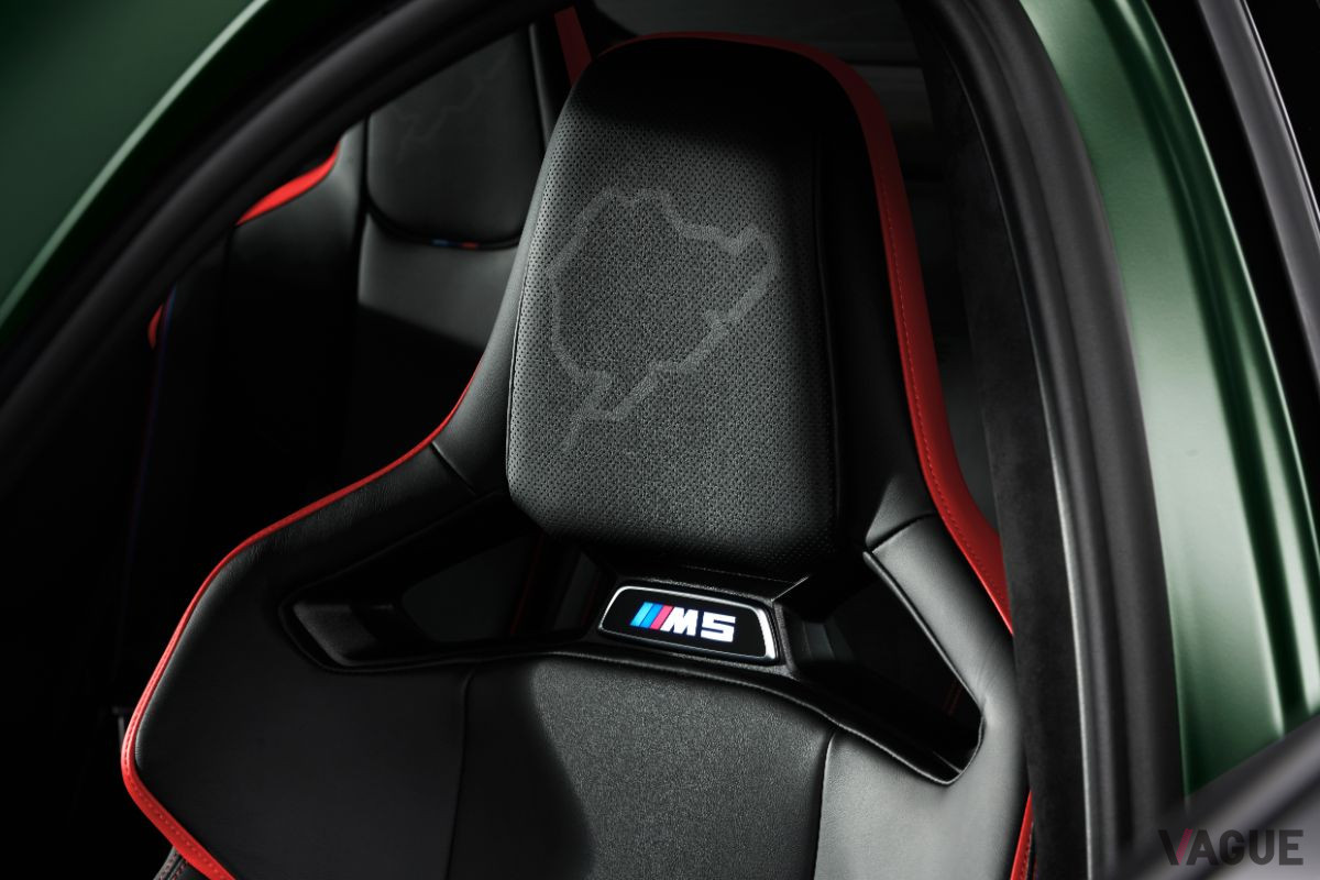 BMW「M5 CS」のフロントシート。ヘッドレスト部にはニュルブルクリンクのコース図が描かれている