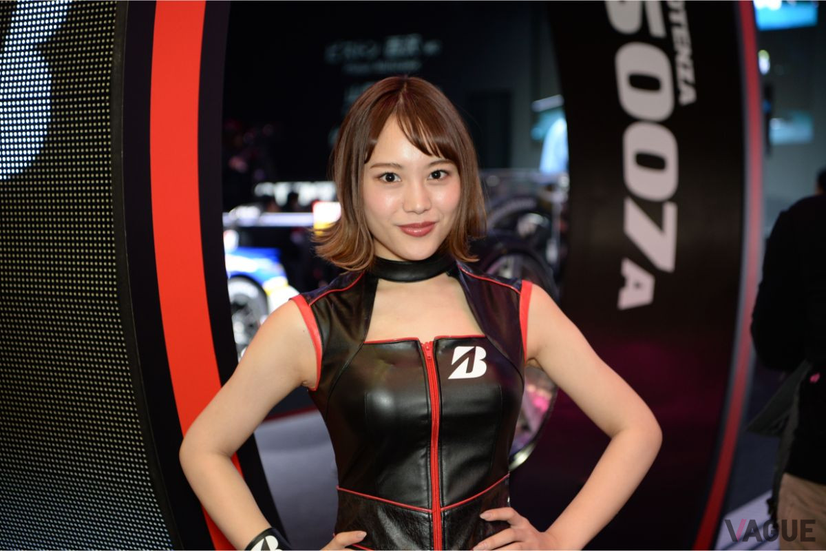 華やかなコンパニオンも東京オートサロンの魅力のひとつだ