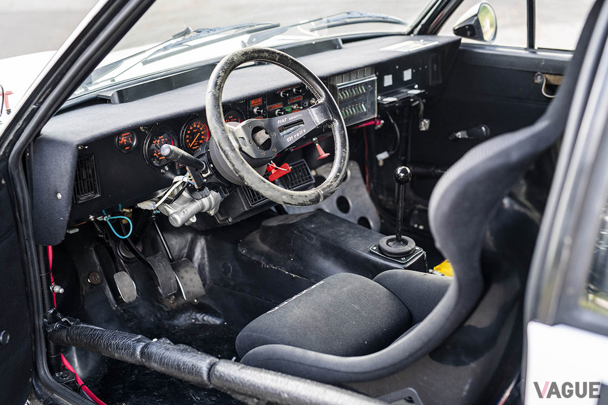 歴戦を物語るフィアット「131アバルトラリー」のコックピット（C）2020 Courtesy of RM Sotheby's