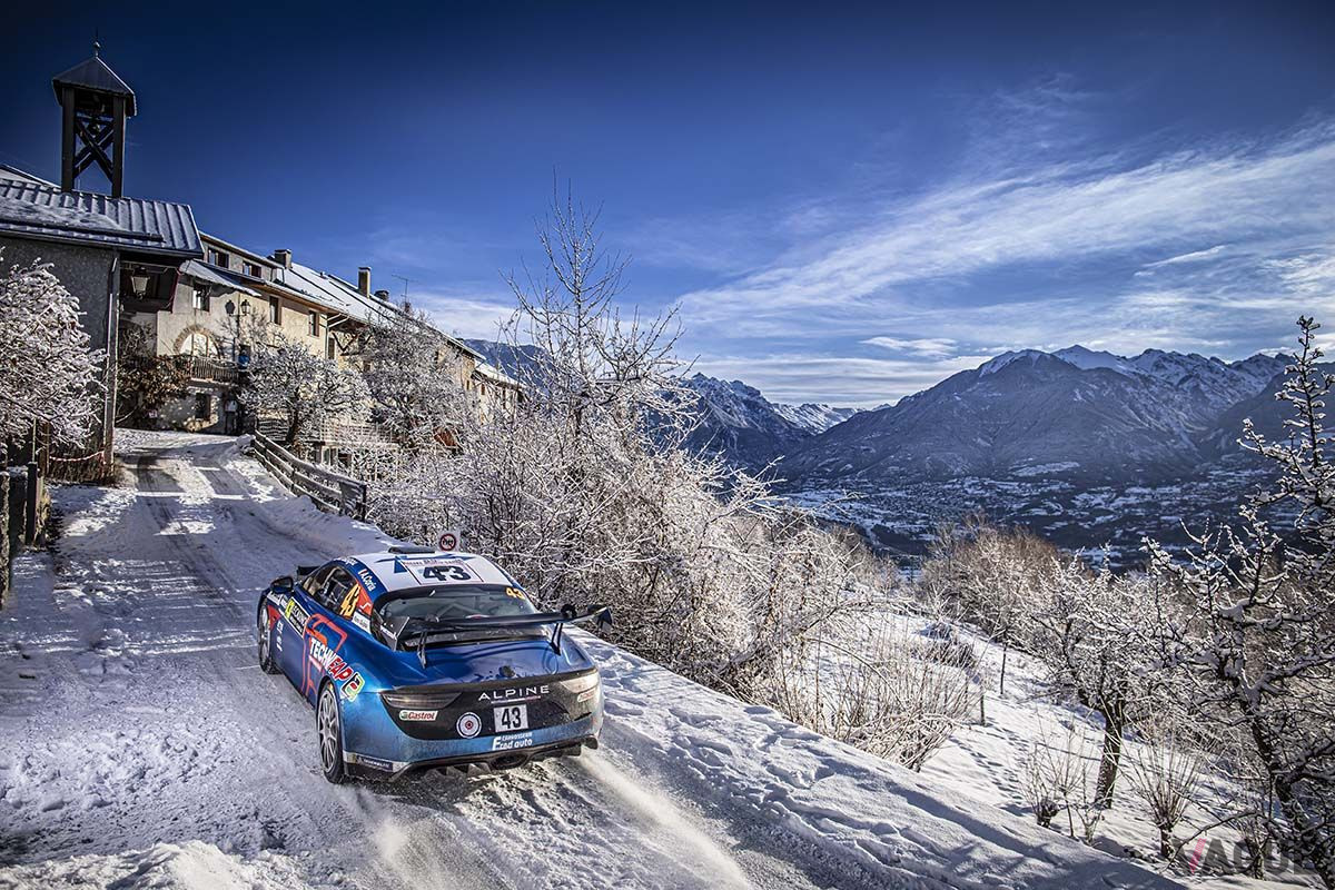 クラス優勝を果たしたマヌ・ギグー選手／アレクサンドル・コリア選手組（#43）のアルピーヌ「A110ラリー」の走り