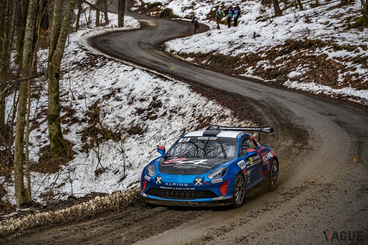 クラス優勝を果たしたマヌ・ギグー選手／アレクサンドル・コリア選手組（#43）のアルピーヌ「A110ラリー」の走り