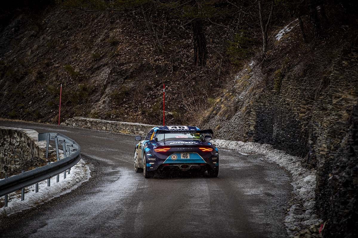 クラス優勝を果たしたマヌ・ギグー選手／アレクサンドル・コリア選手組（#43）のアルピーヌ「A110ラリー」の走り