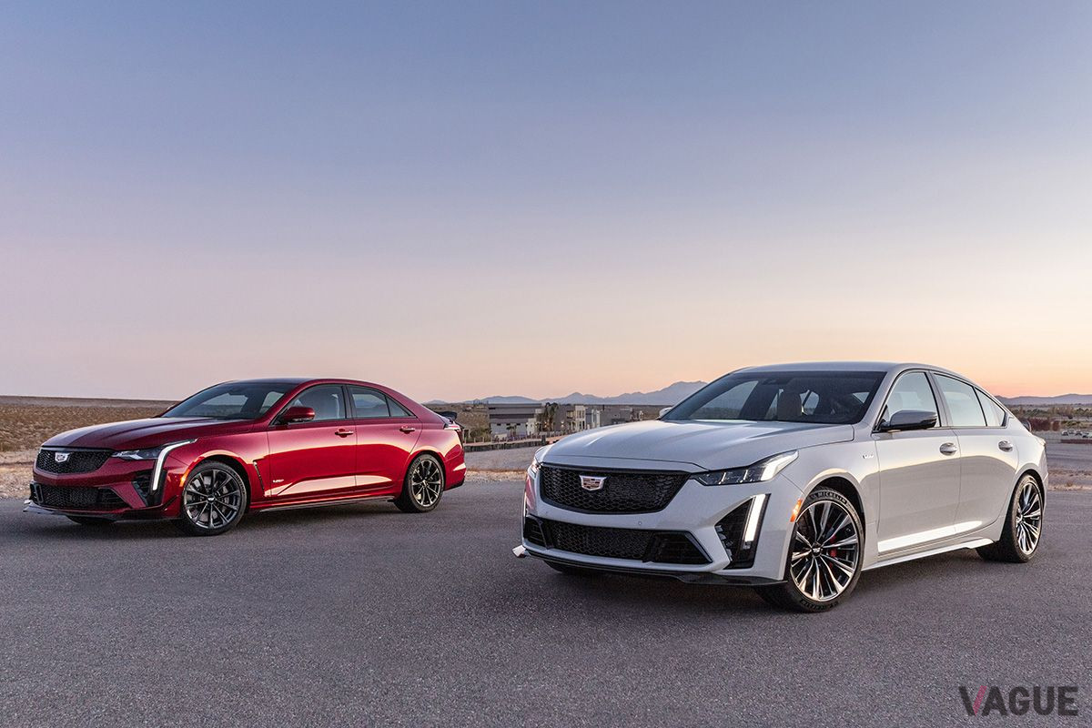 キャデラック「CT4−Vブラックウイング」（赤）と「CT5−Vブラックウイング」（白）