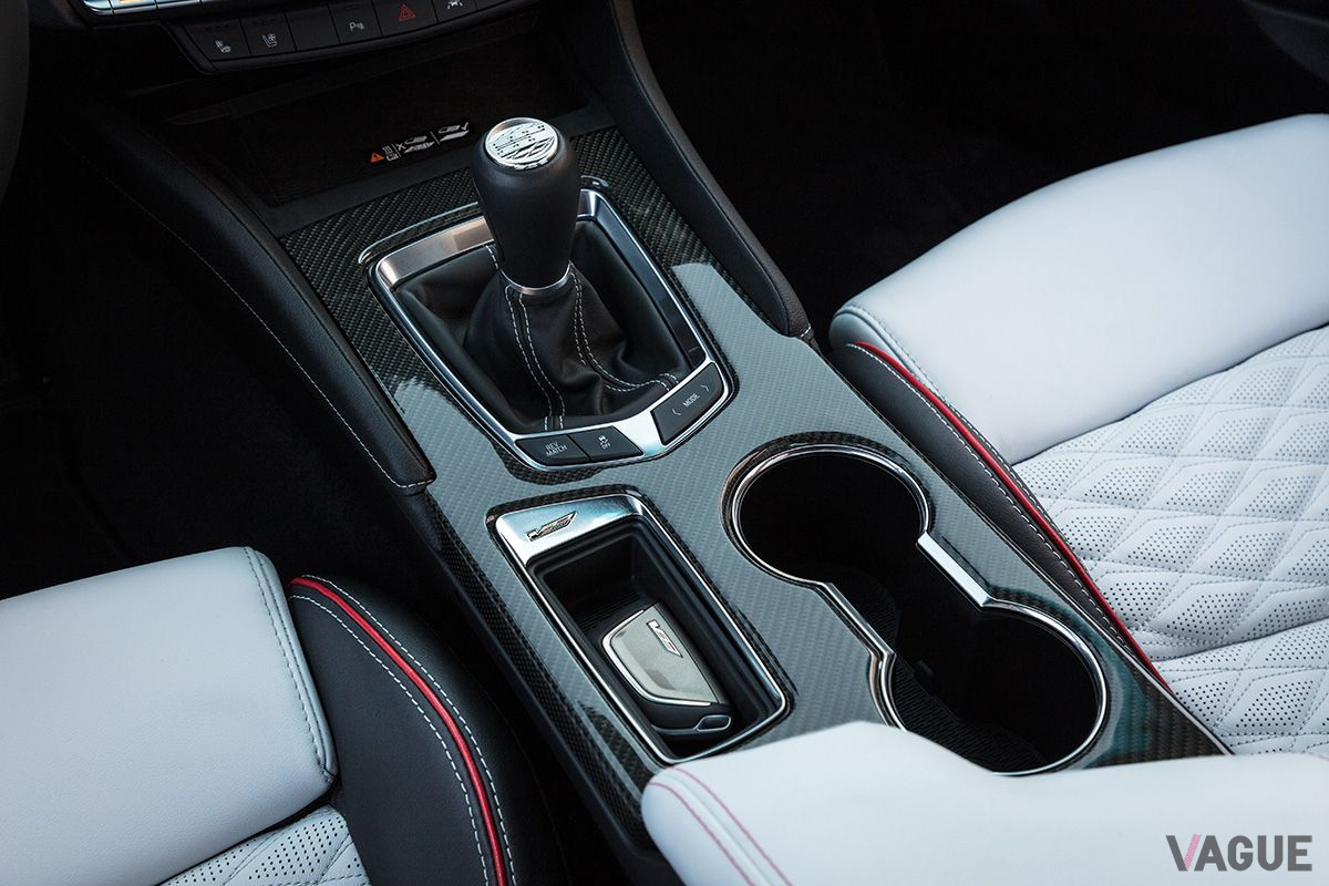 キャデラック「CT4−Vブラックウイング」のシフトレバー。6速MTモデル