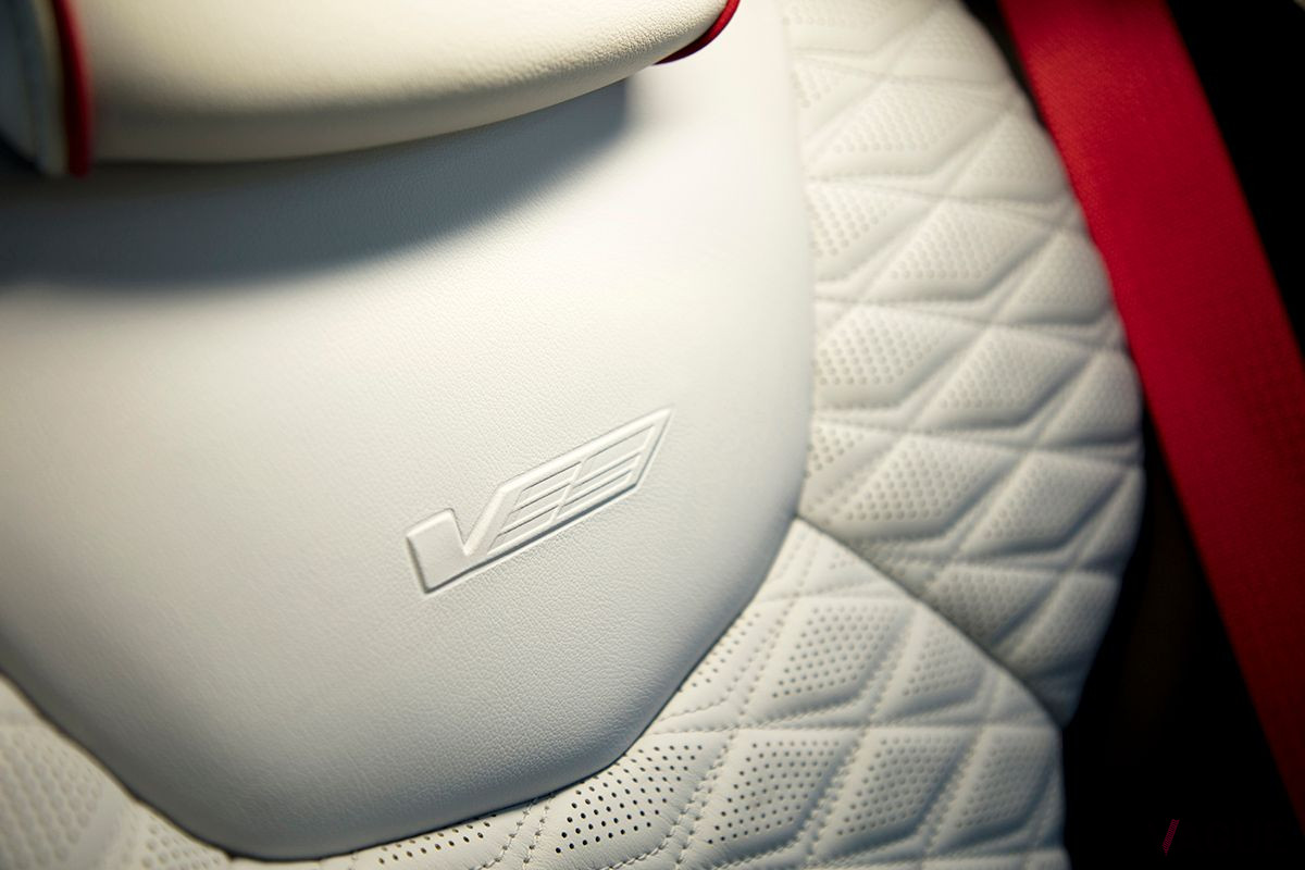 キャデラック「CT4−Vブラックウイング」のフロントシート