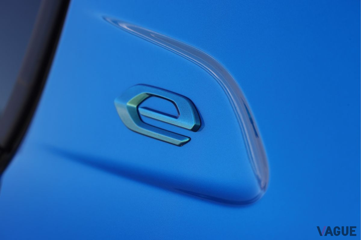プジョー「e-208」のCピラーにある「e」のエンブレム。ガソリンモデルの208との違いだ
