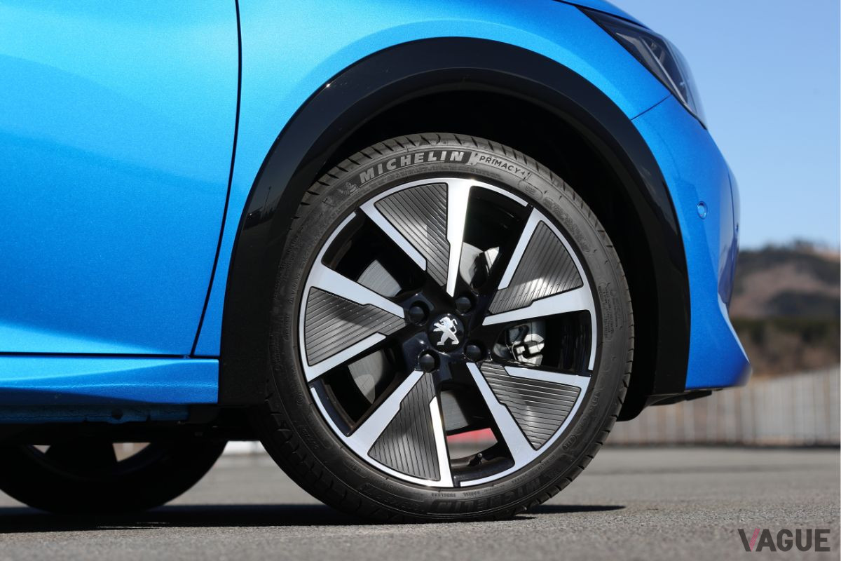 プジョー「e-208」のタイヤサイズは205／45R17。試乗車はミシュラン「プライマシー4」を装着していた