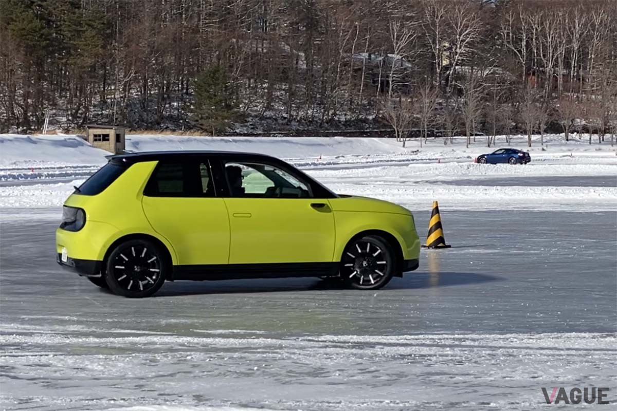 アイススキッドパッドを走行する「ホンダe」