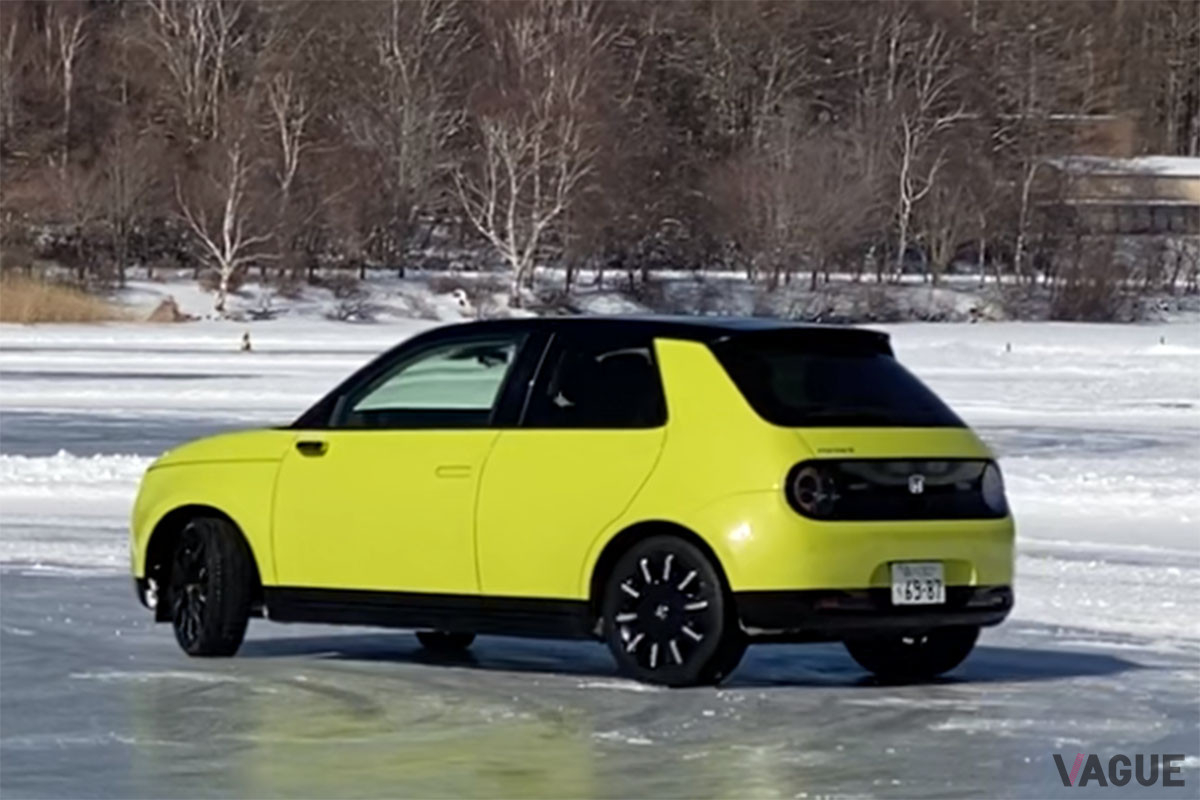 アイススキッドパッドを走行する「ホンダe」