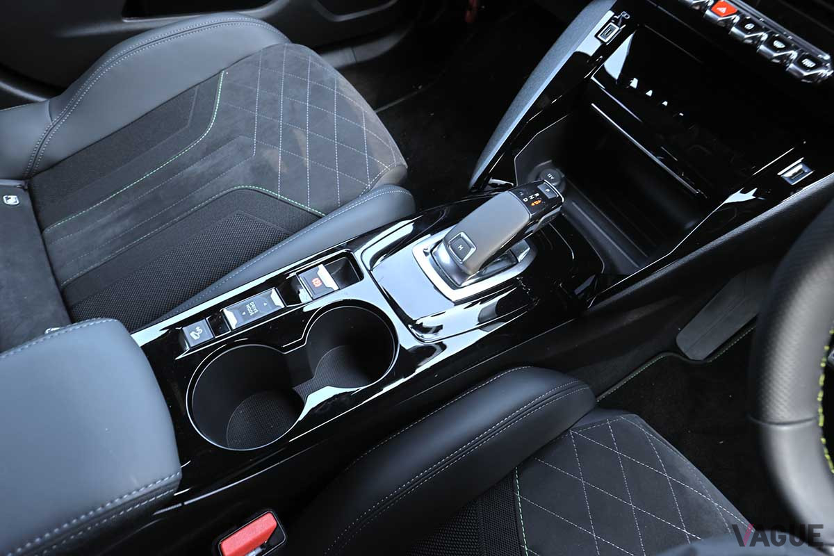 プジョー新型「2008　GT」のシフトセレクター