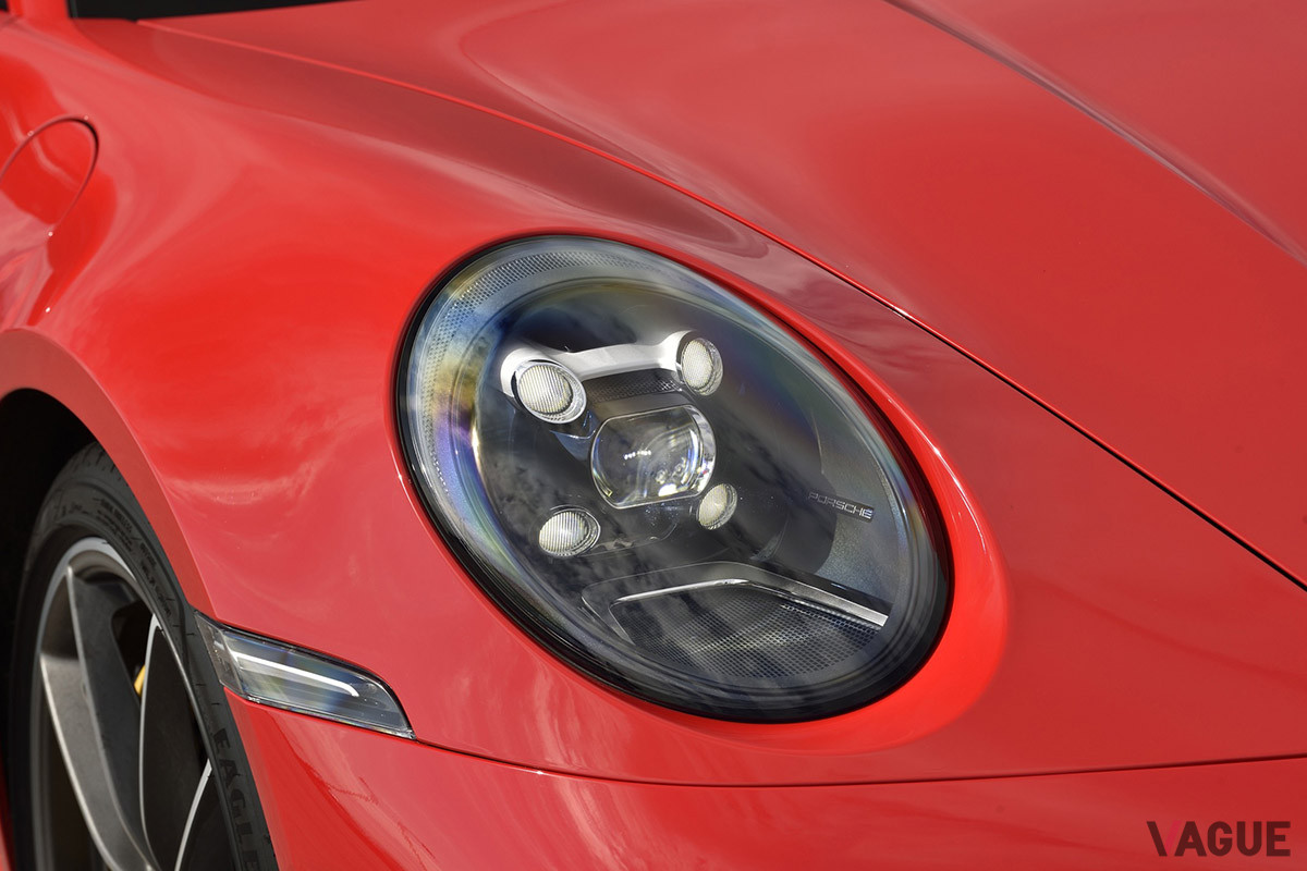 ポルシェ「911カレラS」のヘッドライト。形状は丸目を継承している（C）神村聖