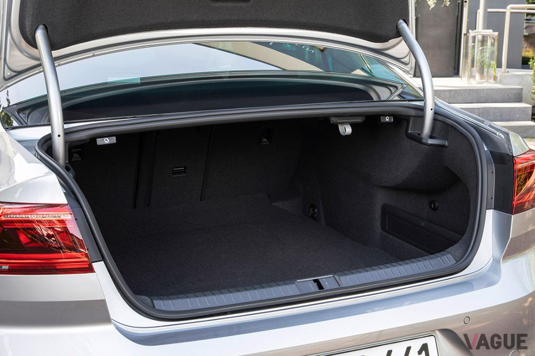VW改良新型「パサート」の荷室